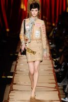 00-holding-moschino-recap