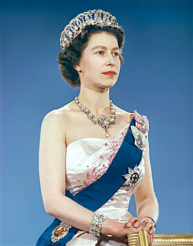 Queen Elizabeth II First Monarch To Reach Sapphire Jubilee 65 Years   Queen Elizabeth Ii Style 13 640x817 