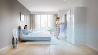 Dyson Pure Humidify + Cool -CMYK-InUse-Bedroom-AirflowPure-WomanInBed-ManShirt-City-A6_MIX